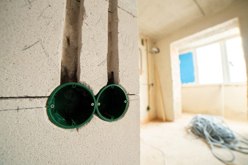 Pose de boîtes d’encastrement dans un mur brut en rénovation – intervention MT ELEC dans une maison ancienne à Cavaillon.