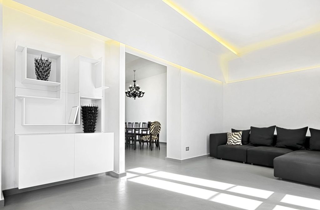 Salon avec éclairage LED indirect installé par MT ELEC – projet réalisé chez Caroline M., appartement contemporain à Villeneuve-lès-Avignon.