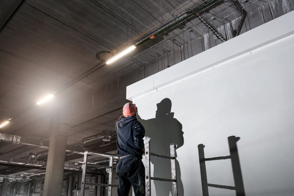 Électricien sur un chantier industriel en cours d'installation à Morières-lès-Avignon – intervention par MT ELEC pour Jean-Michel G., responsable technique.