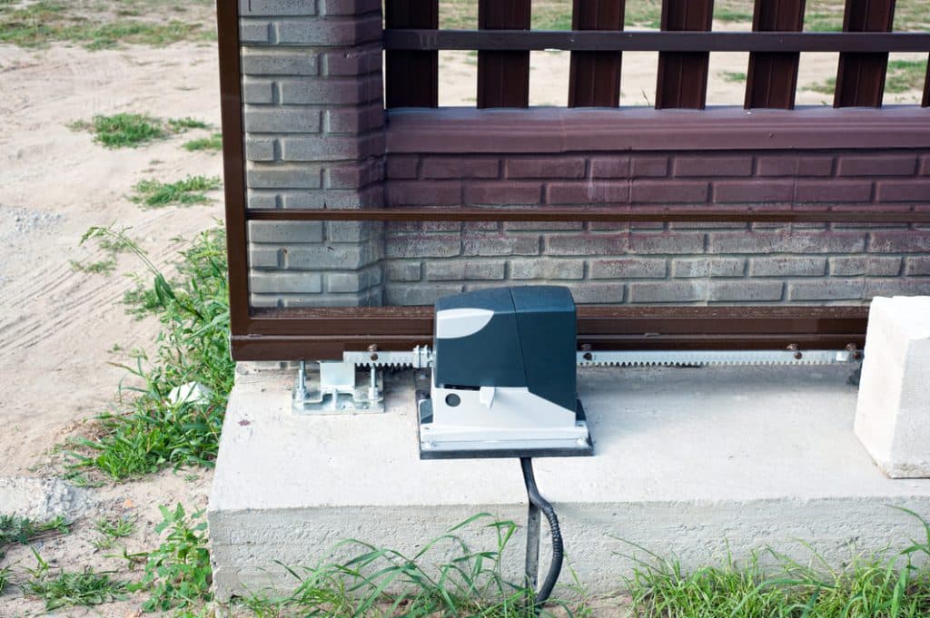 Installation d’un système de motorisation pour portail automatique à Châteaurenard chez Florence L., propriétaire d’un pavillon moderne – par MT ELEC.