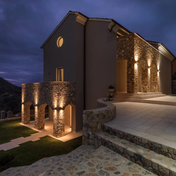 Mise en lumière d’une maison en pierre à la tombée de la nuit – installation réalisée par MT ELEC à Saint-Rémy-de-Provence.