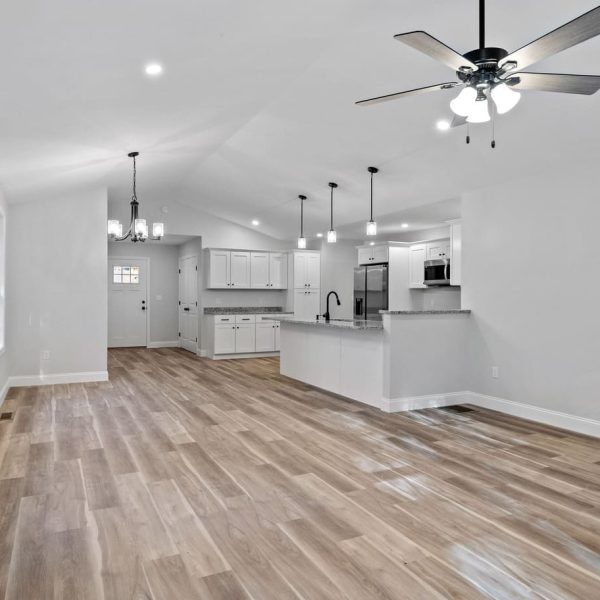 Installation électrique complète dans une maison rénovée avec cuisine ouverte – chantier MT ELEC pour la famille Bertin à Saint-Andiol.